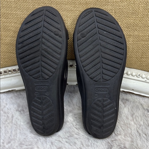 CROCS | Sanrah Slip On Hammered Teardrop 
Comfort Sandals, Size 5 - Picture 8 of 11